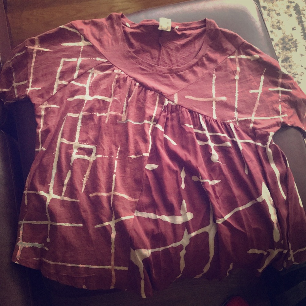 Short sleeve top.
